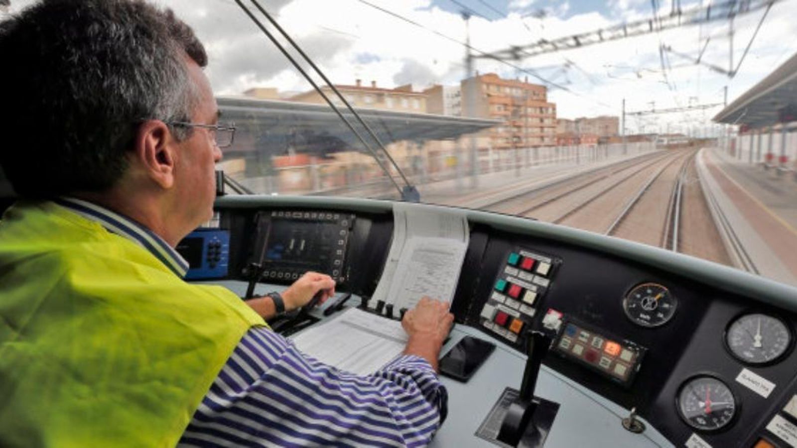 Vista des de la cabina del maquinista d'un tram de la via del corredor mediterrani