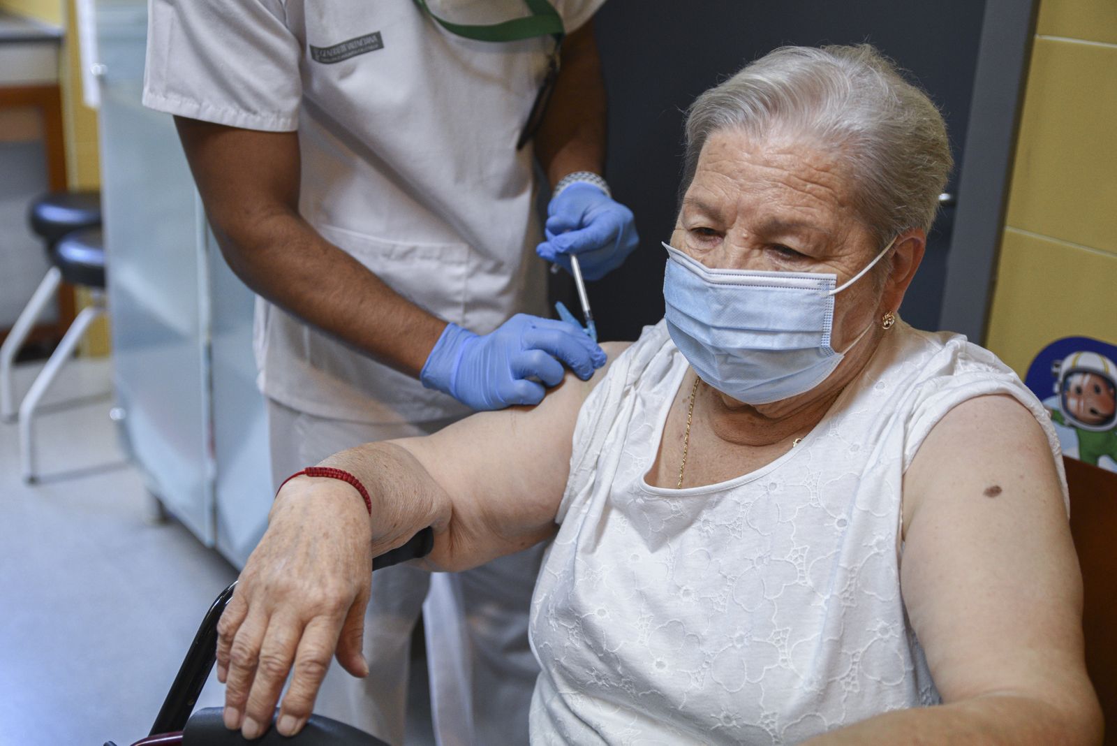 Una dona rep la vacuna de la grip a València en el primer dia de campanya contra el virus