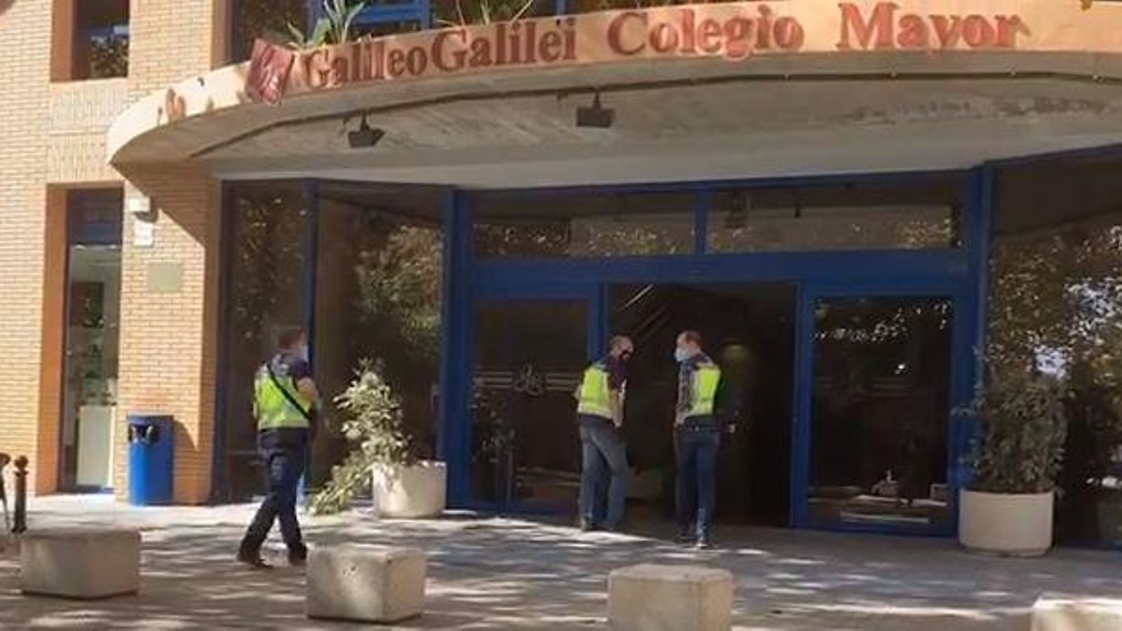 Agents de la Policia Autonòmica es persones a la residència Galileo Galilei, al campus de Vera de la UPV