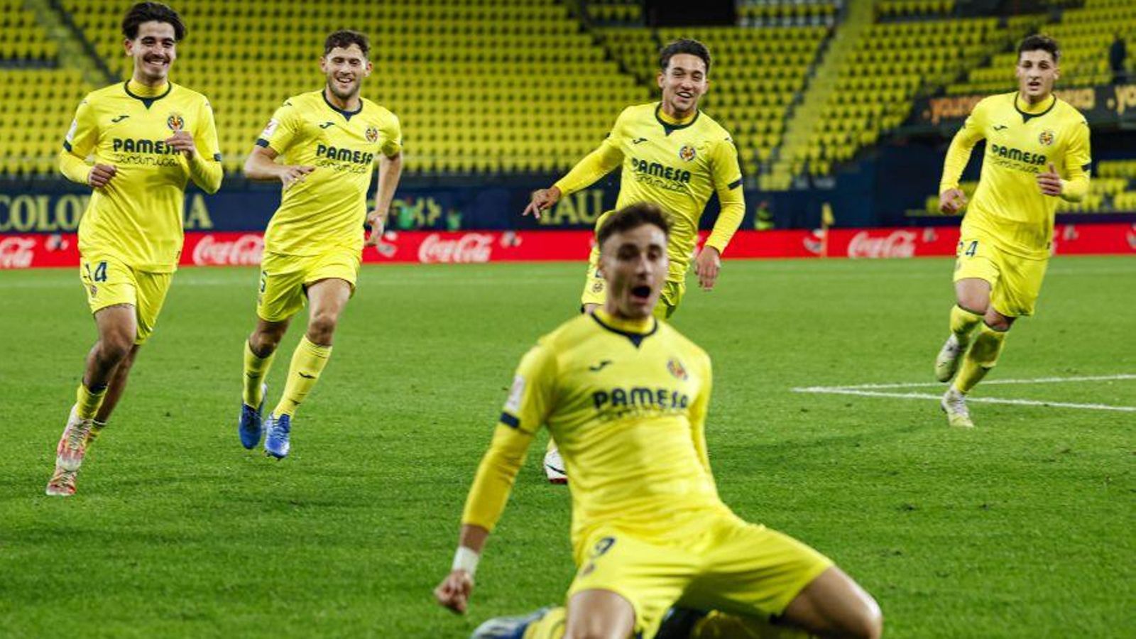 Els jugadors del filial groguet celebren el gol contra l'Eibar