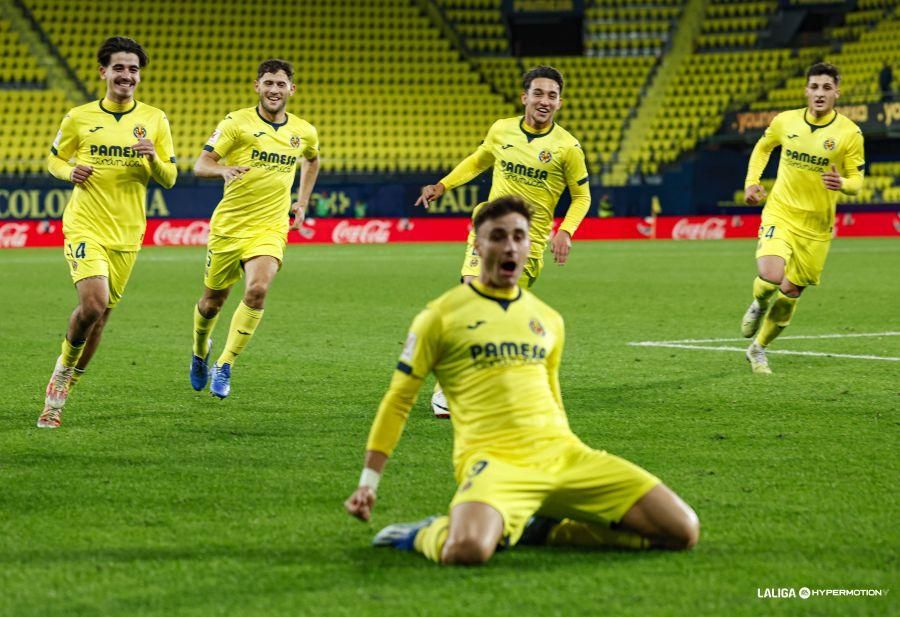 Els jugadors del filial groguet celebren el gol contra l'Eibar Els jugadors del filial groguet celebren el gol contra l'Eibar