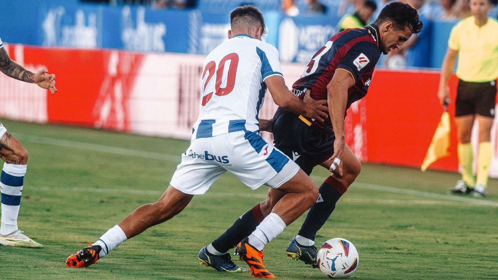 Álex muñoz, en una acció del partit