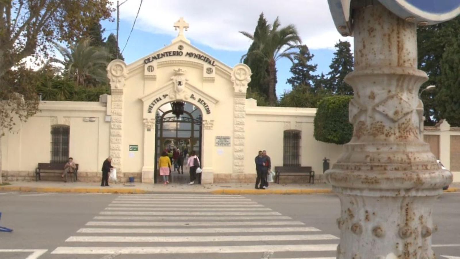 Gent visitant els cementeris amb motiu del dia de Tots Sants