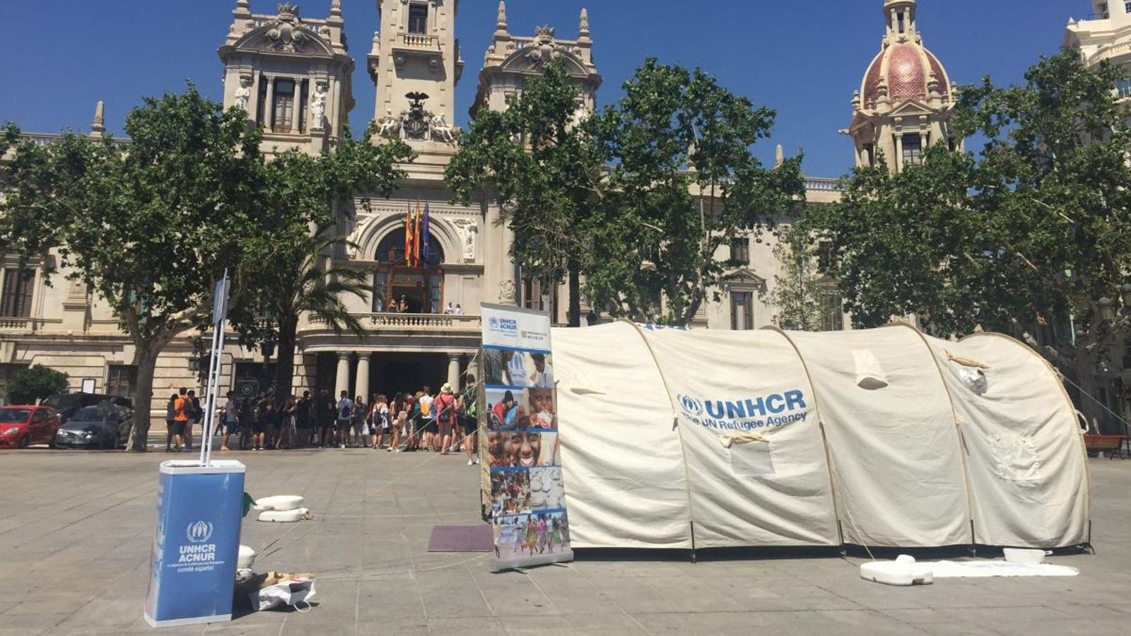 La plaça de l'Ajuntament de València amb una tenda de refugiats procedent d'Àfrica.