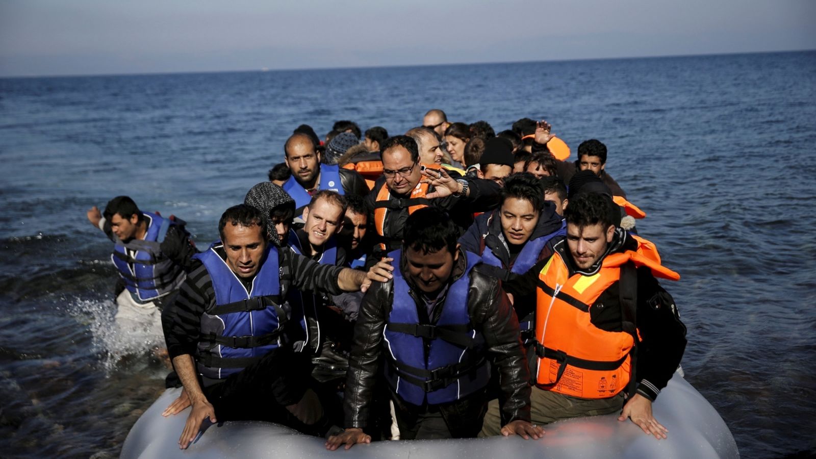 Imatge d'arxiu de migrants i refugiats arribant a l'illa grega de Lesbos