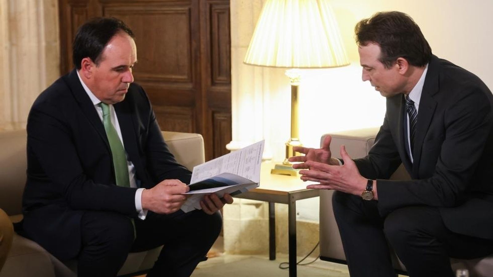 El president de la Generalitat, Juanfran Pérez Llorca, en una trobada amb el conseller delegat d'Enagás, Arturo Gonzalo