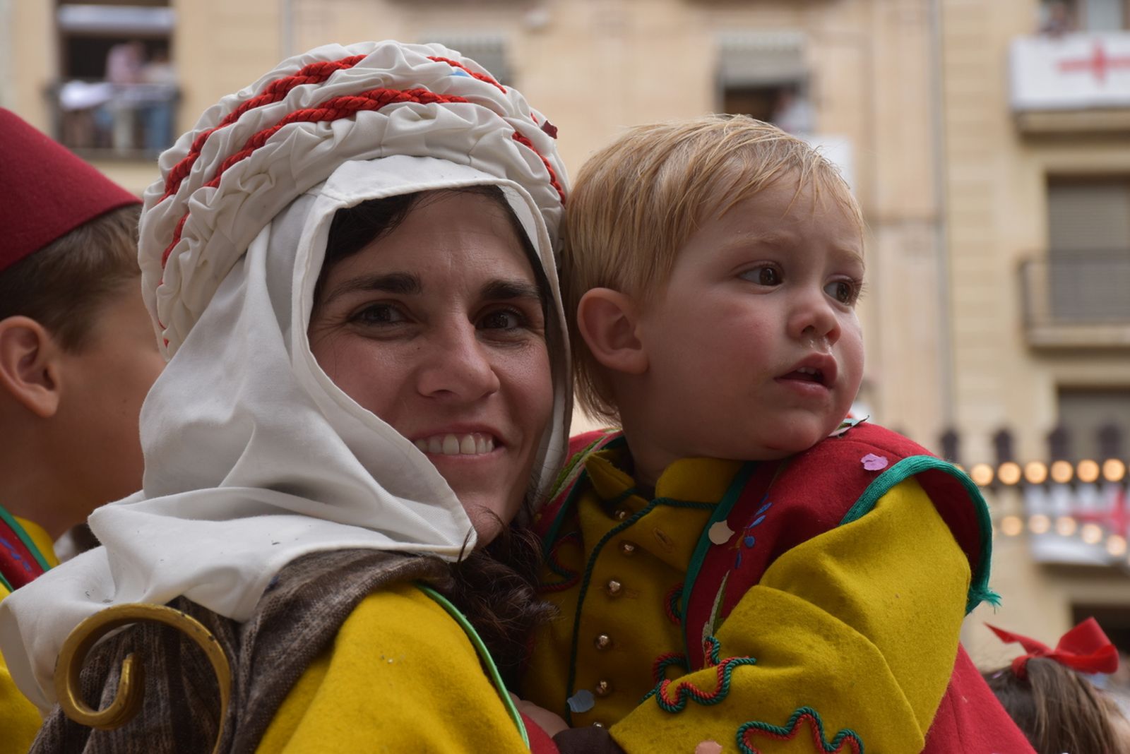 Milers d'alcoianes i alcoians participen directament en la festa