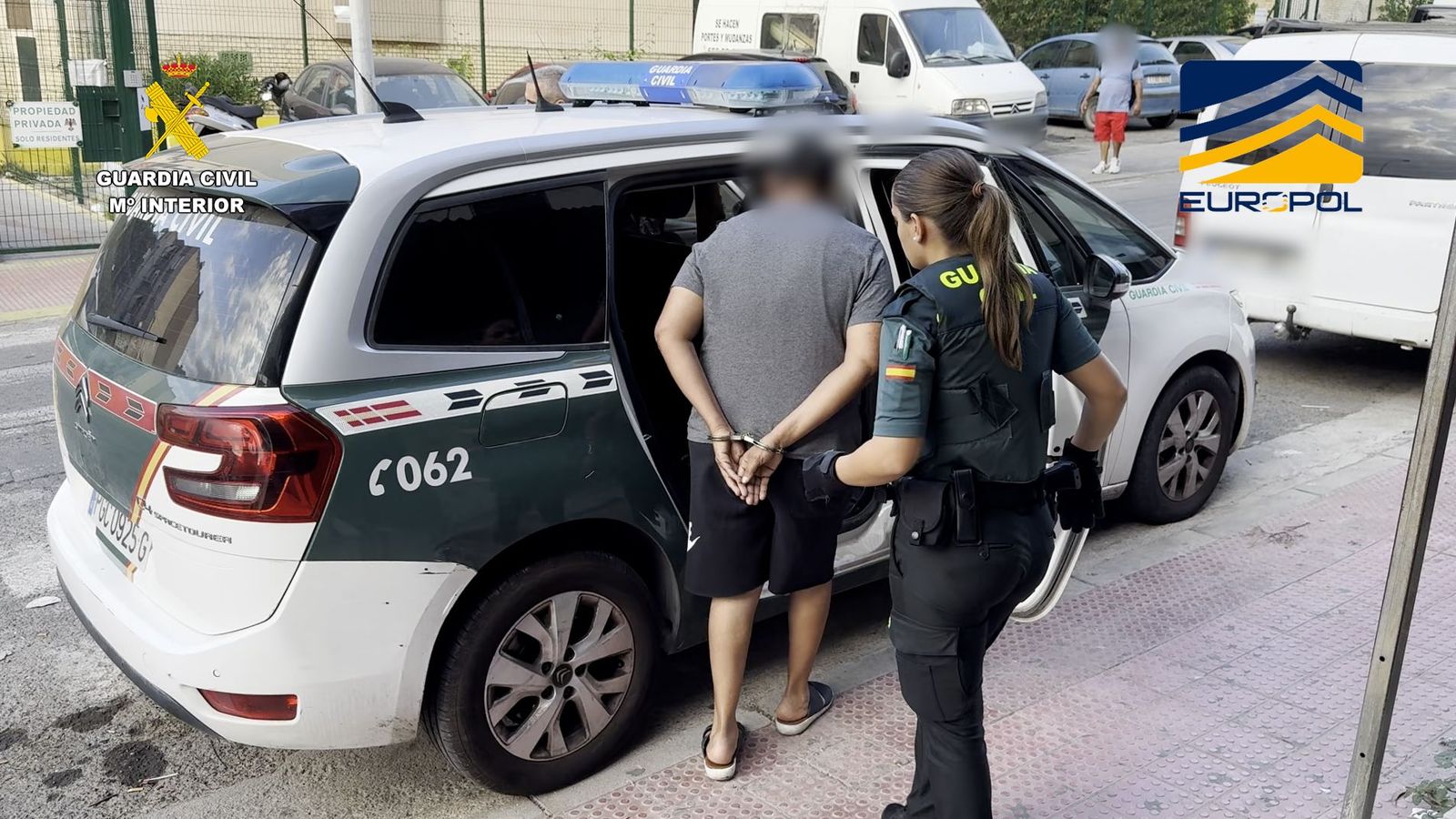 Una agent de la Guàrdia Civil custodia un dels detinguts