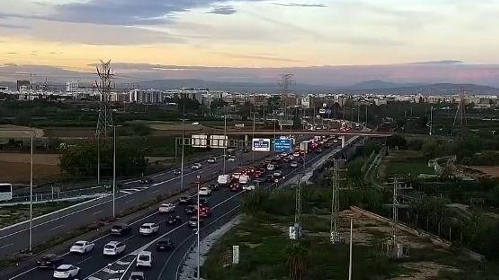 En la ronda nord de València hi ha prou de congestió a la altura de Paterna en sentit a la V-30