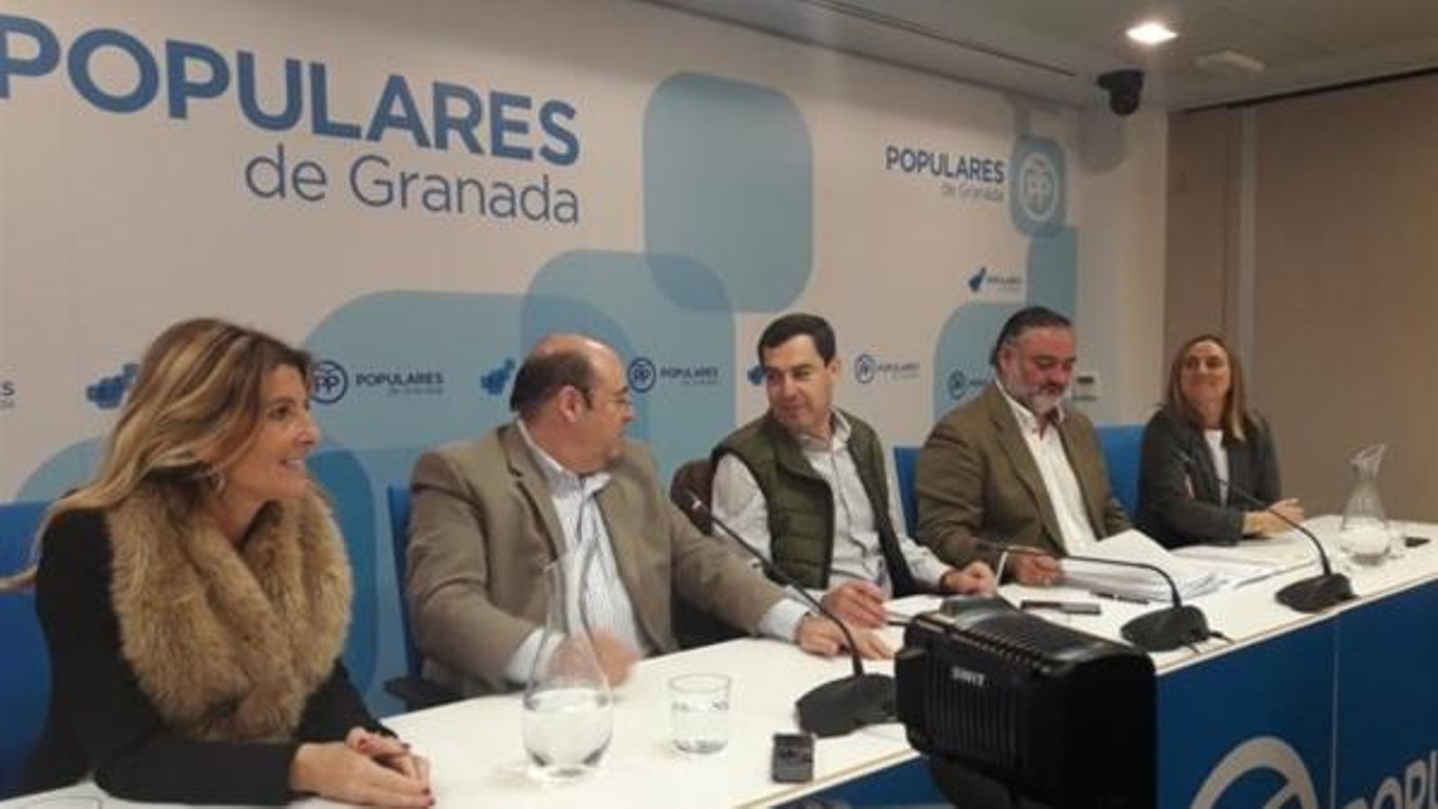 El candidat del PP a la Junta d'Andalusia, Juanma Moreno (centre) en una imatge d'arxiu
