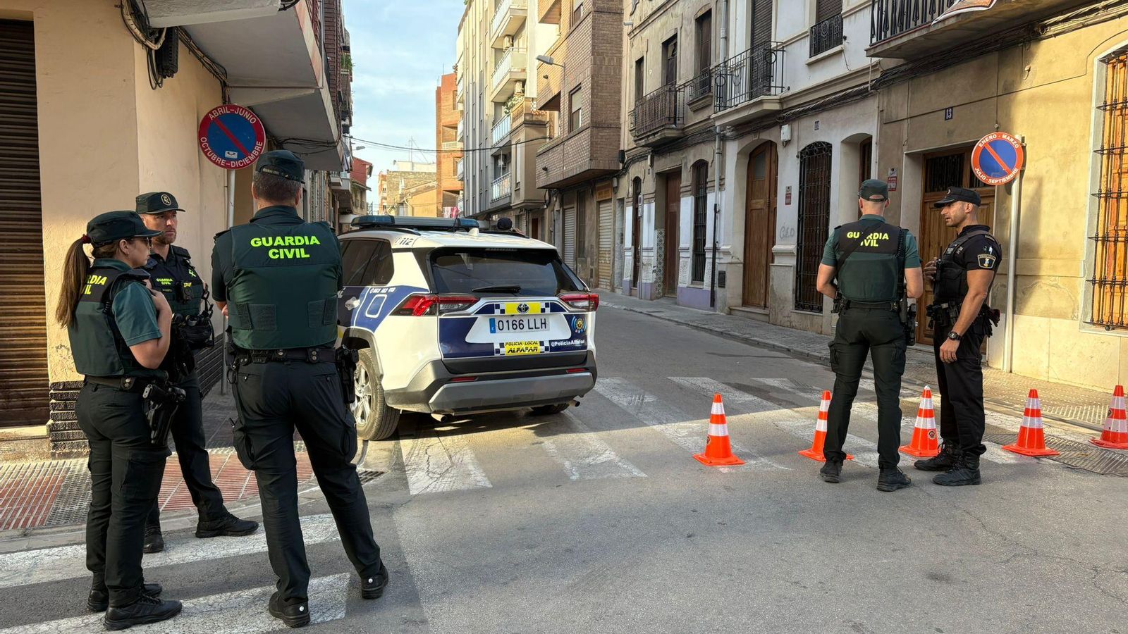 Agents de la Guàrdia Civil en l'accés al carrer on roman atrinxerat el sospitós