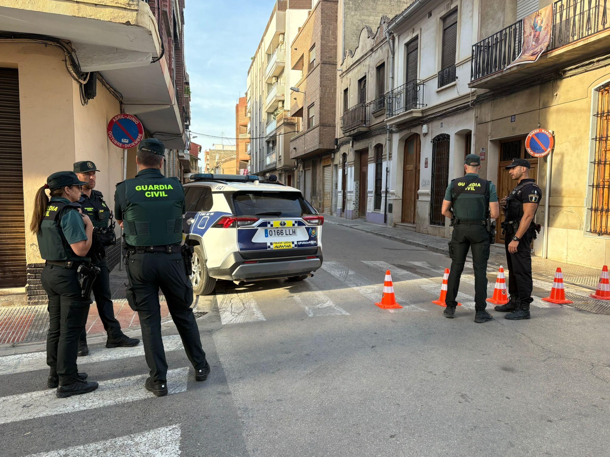 Agents de la Guàrdia Civil en l'accés al carrer on roman atrinxerat el sospitós