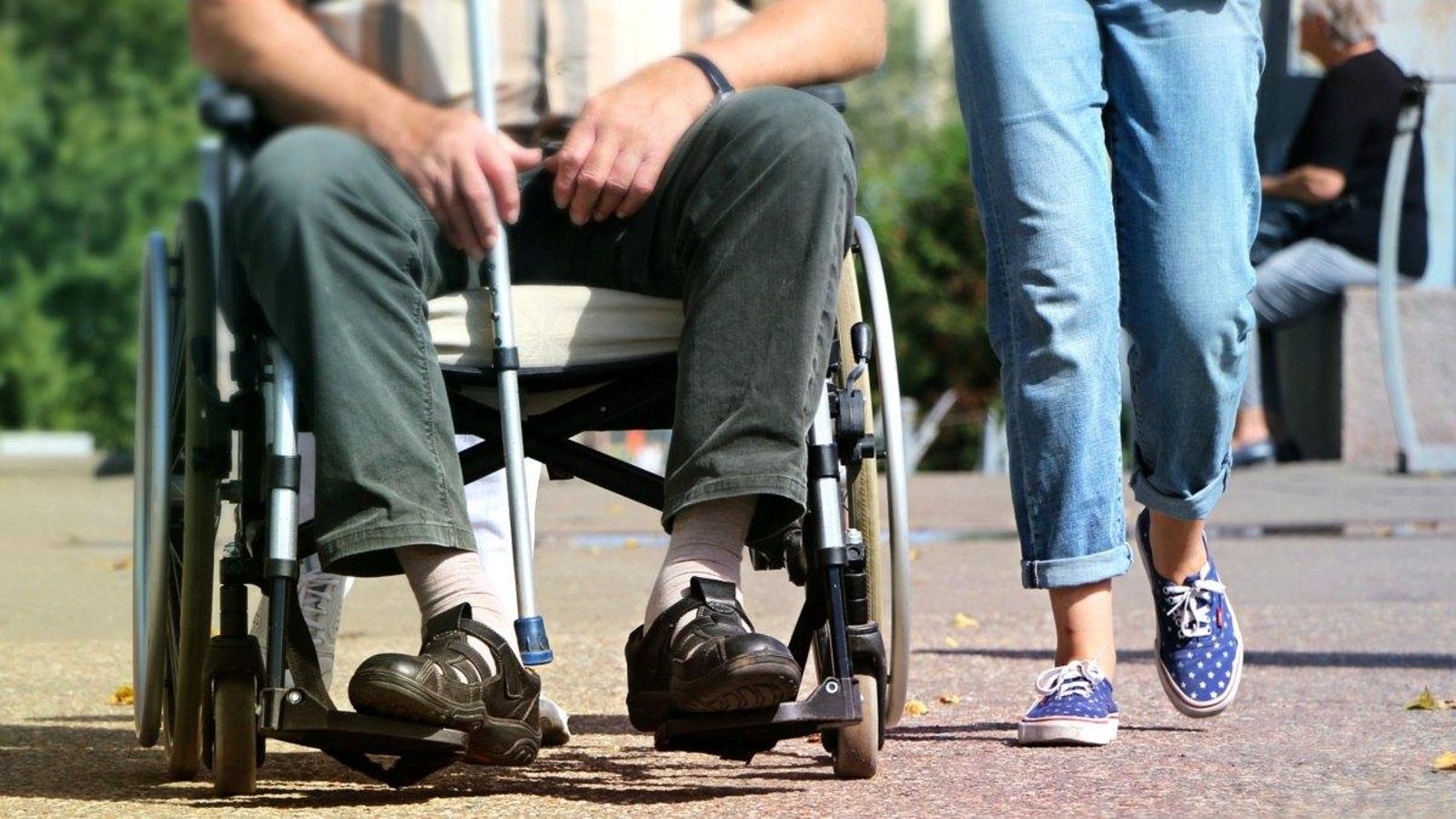 Autoritzen la contractació de persones amb experiència però sense titulació per a l’atenció de dependents