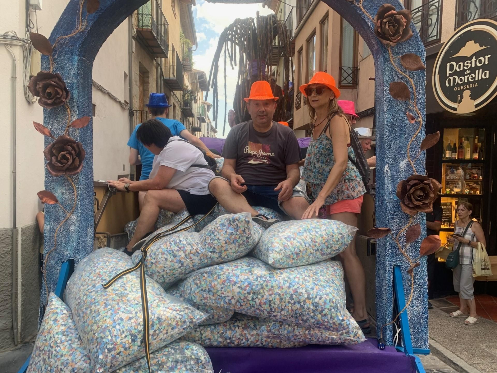 El veïnat entra amb les carrosses carregades de confeti