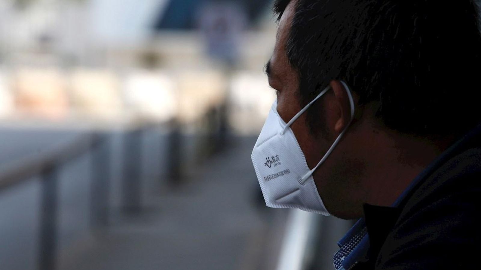 Un home amb una mascareta