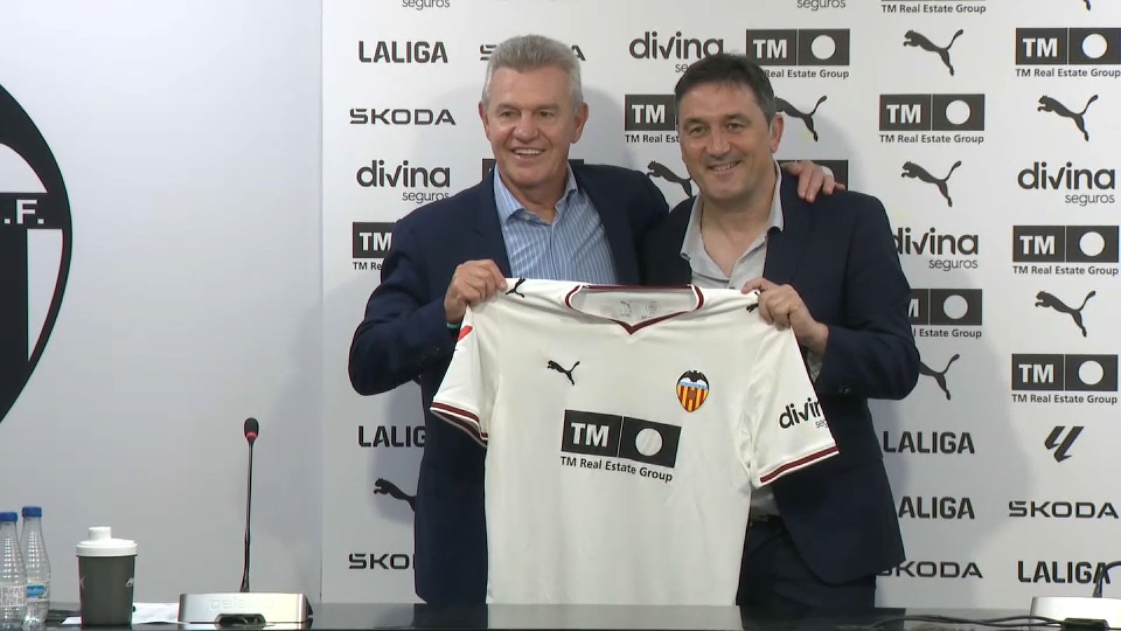 Javier Aguirre i Braulio Vázquez en la presentació del tècnic mexicà