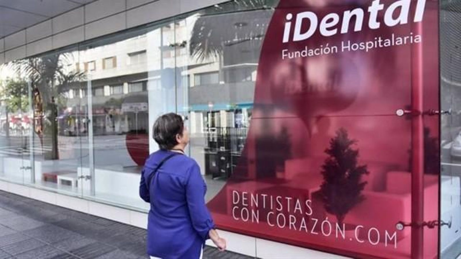 Afectats per iDental es concentren davant del Ministeri de Sanitat per a demanar \"compromisos i solucions\"