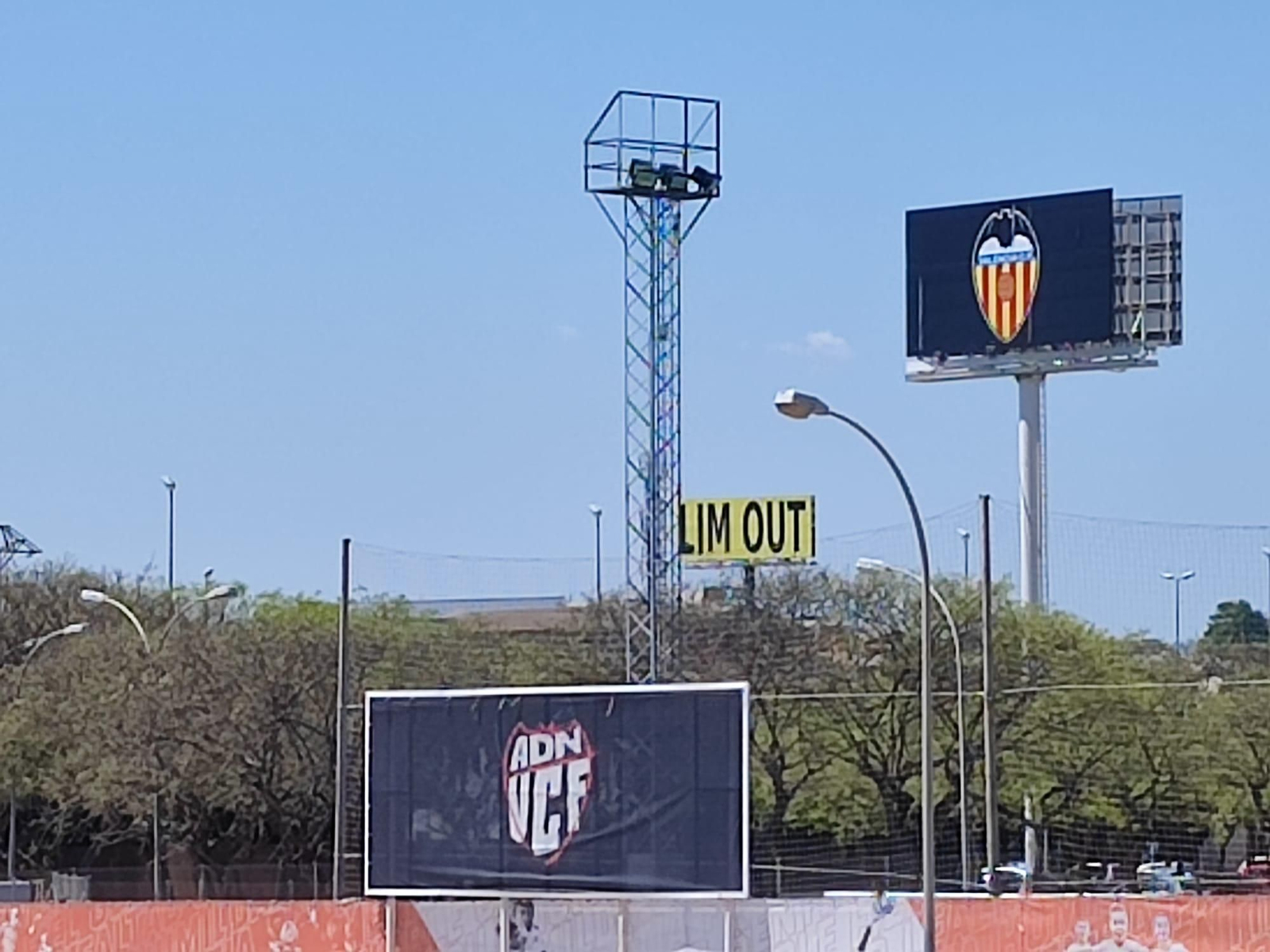 El cartell de 'Lim Out' des de la Ciutat Esportiva de Paterna