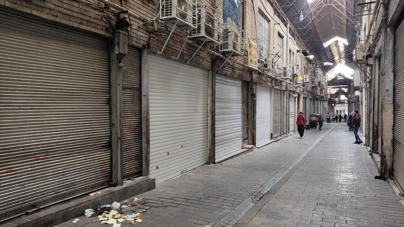 Tendes tancades en un basar de Teheran, la capital d'Iran, després d'una nit d'aldarulls