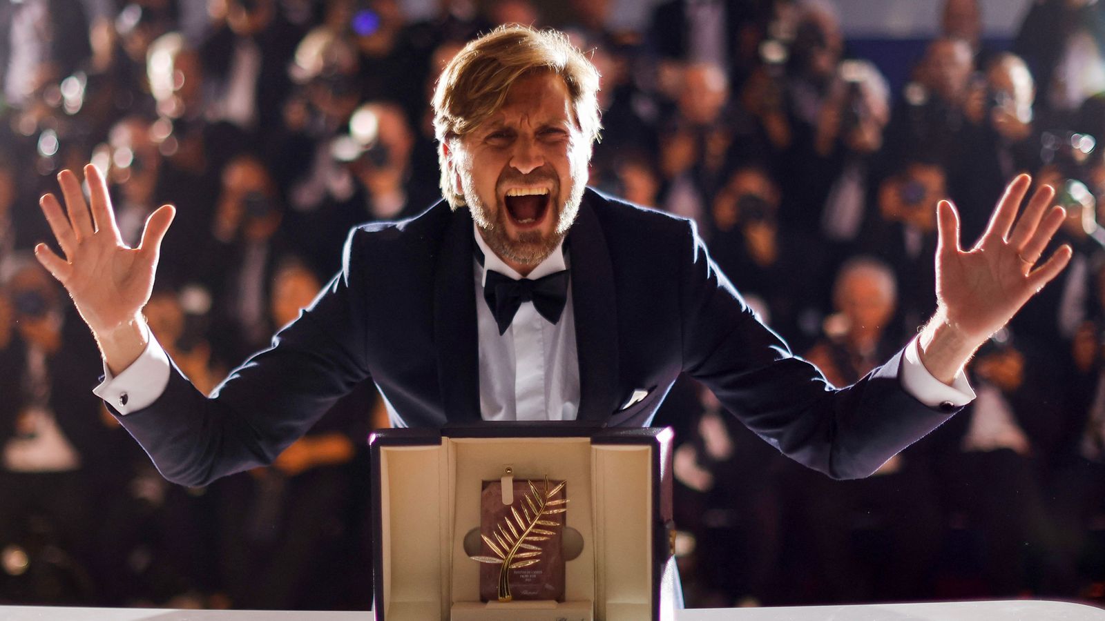 Ruben Östlund posa amb la Palma d'Or per ‘Triangle of Sadness’