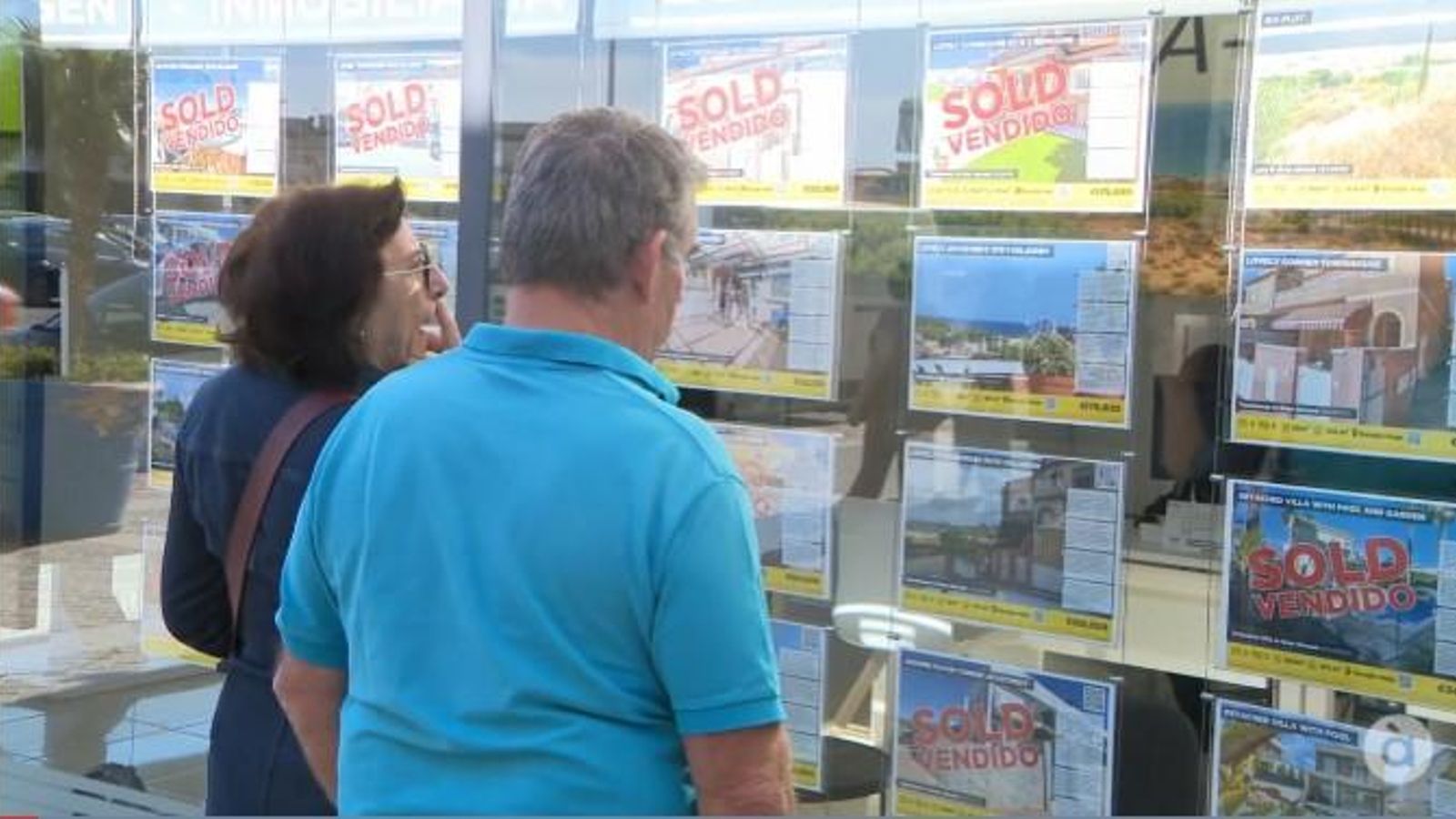 Un home i una dona miren pisos en una immobiliària