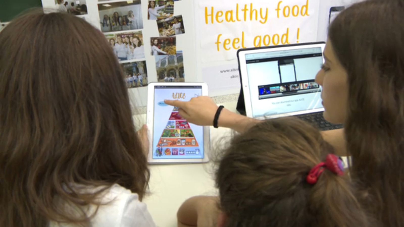 Amalia, Laura, Inés, Claudia i Eva, creadores de l'aplicació mòbil ALICE