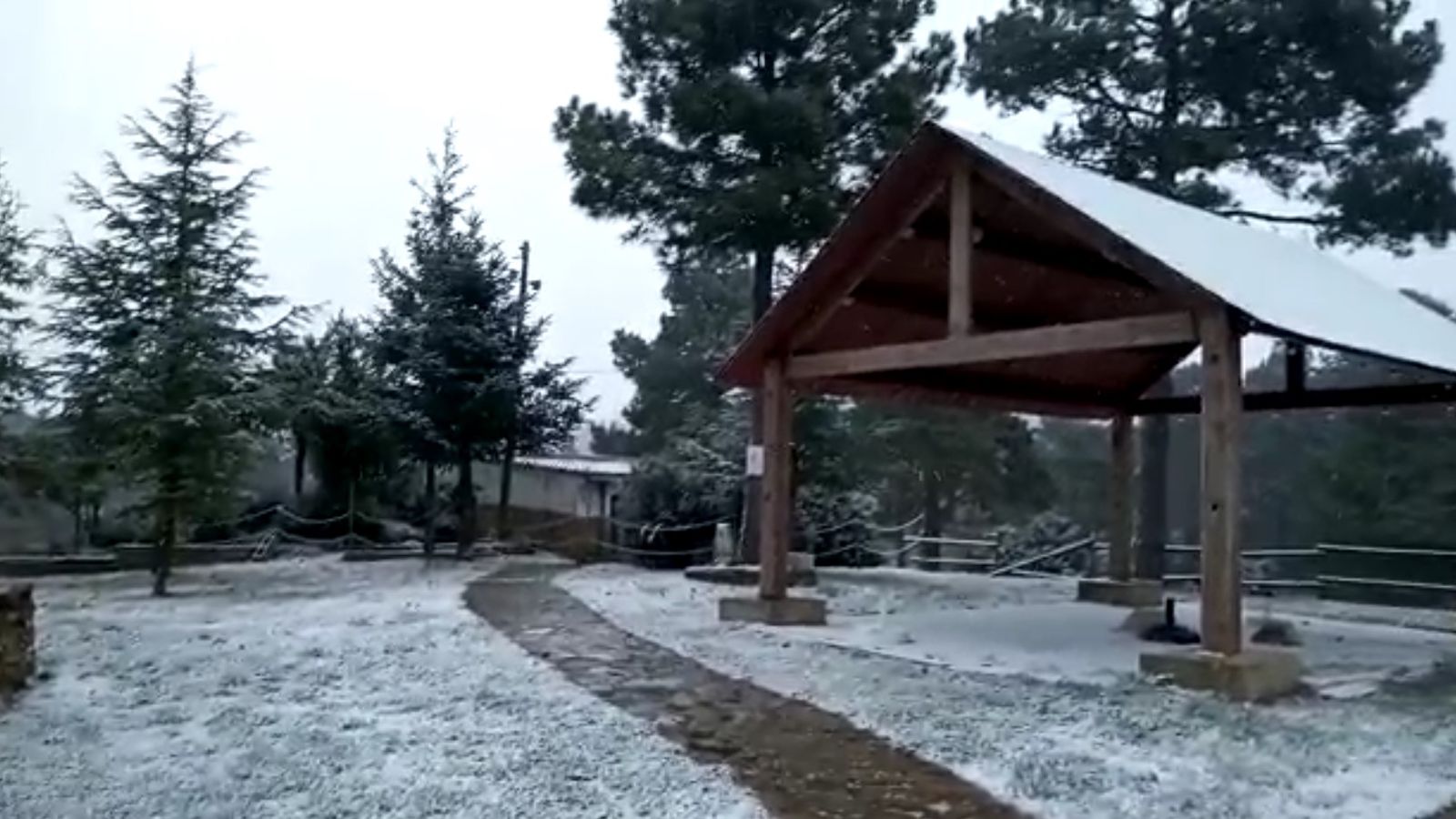 La neu arriba a Fredes, al Baix Maestrat