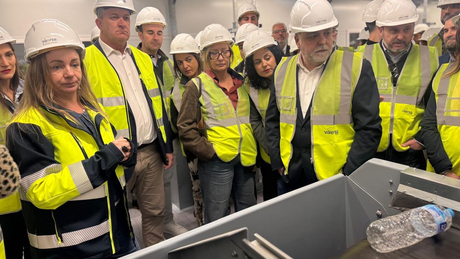 El conseller de Medi Ambient i diversos responsables de la planta de tractament de residus de Villena durant la visita al centre este dimarts