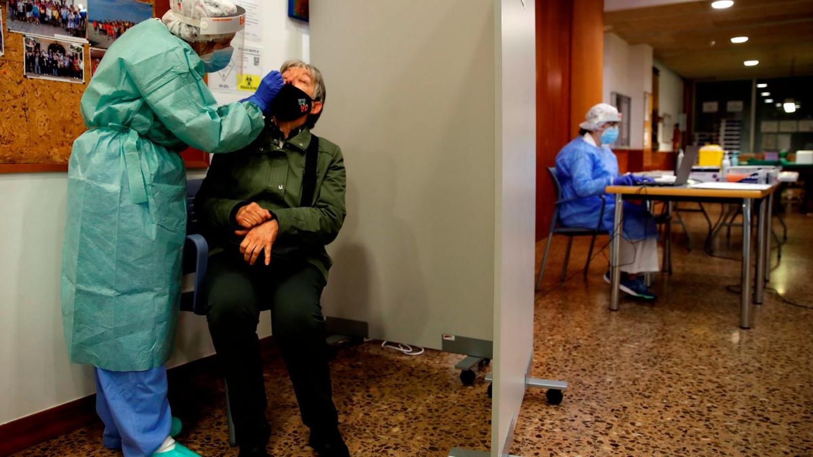 Professionals sanitaris realitzen test serològics