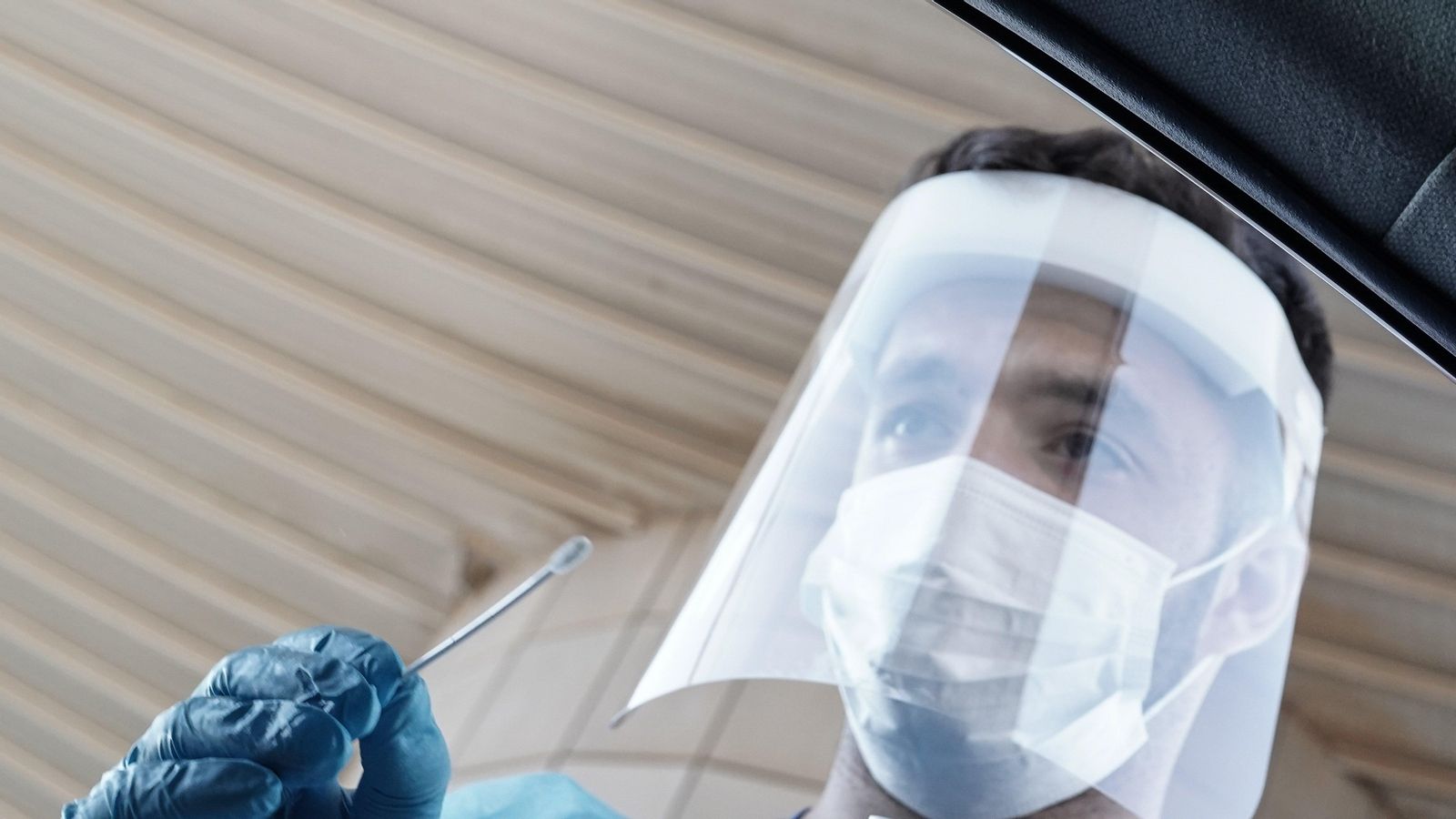 Un sanitari es disposa a realitzar una prova PCR