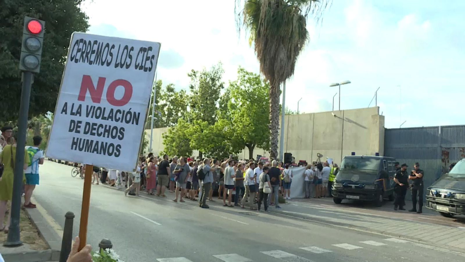 Imatge d'una de les protestes de CIEs NO, el passat juliol, davant el centre centre de Sapadors