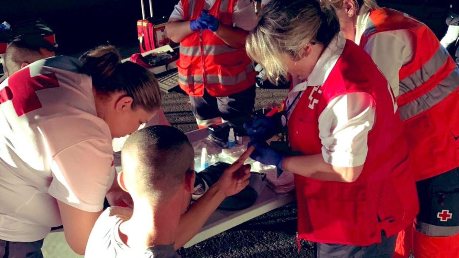 Assistència sanitària de la Creu Roja a una persona arribada en pastera