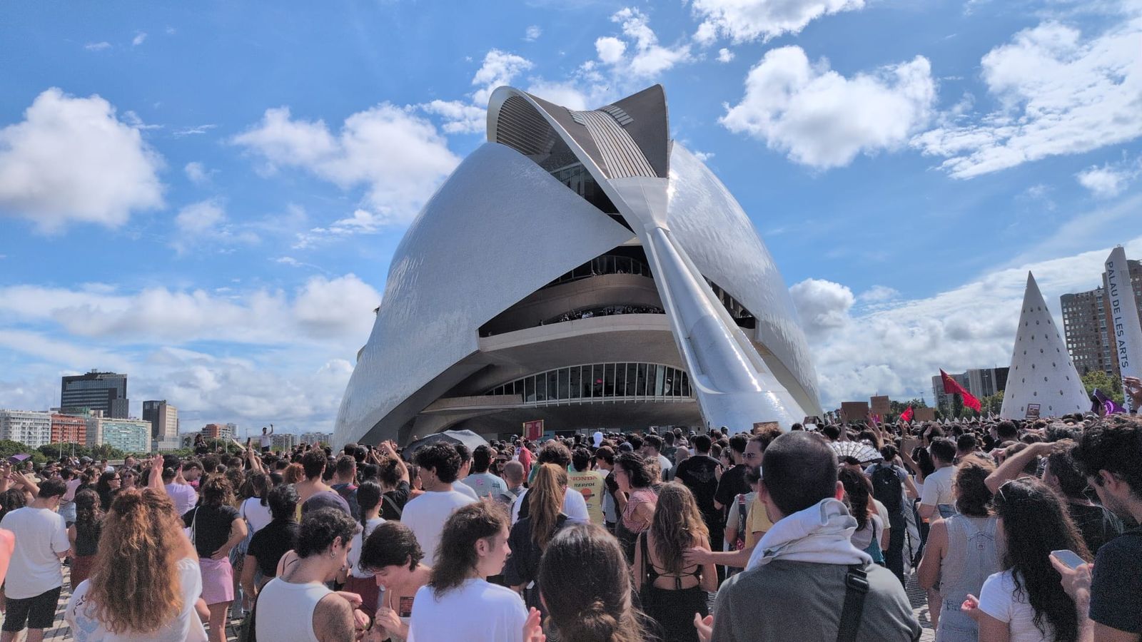 Imatge dels manifestants davant del Palau de les Arts, on alguns d'ells han aconseguit entrar