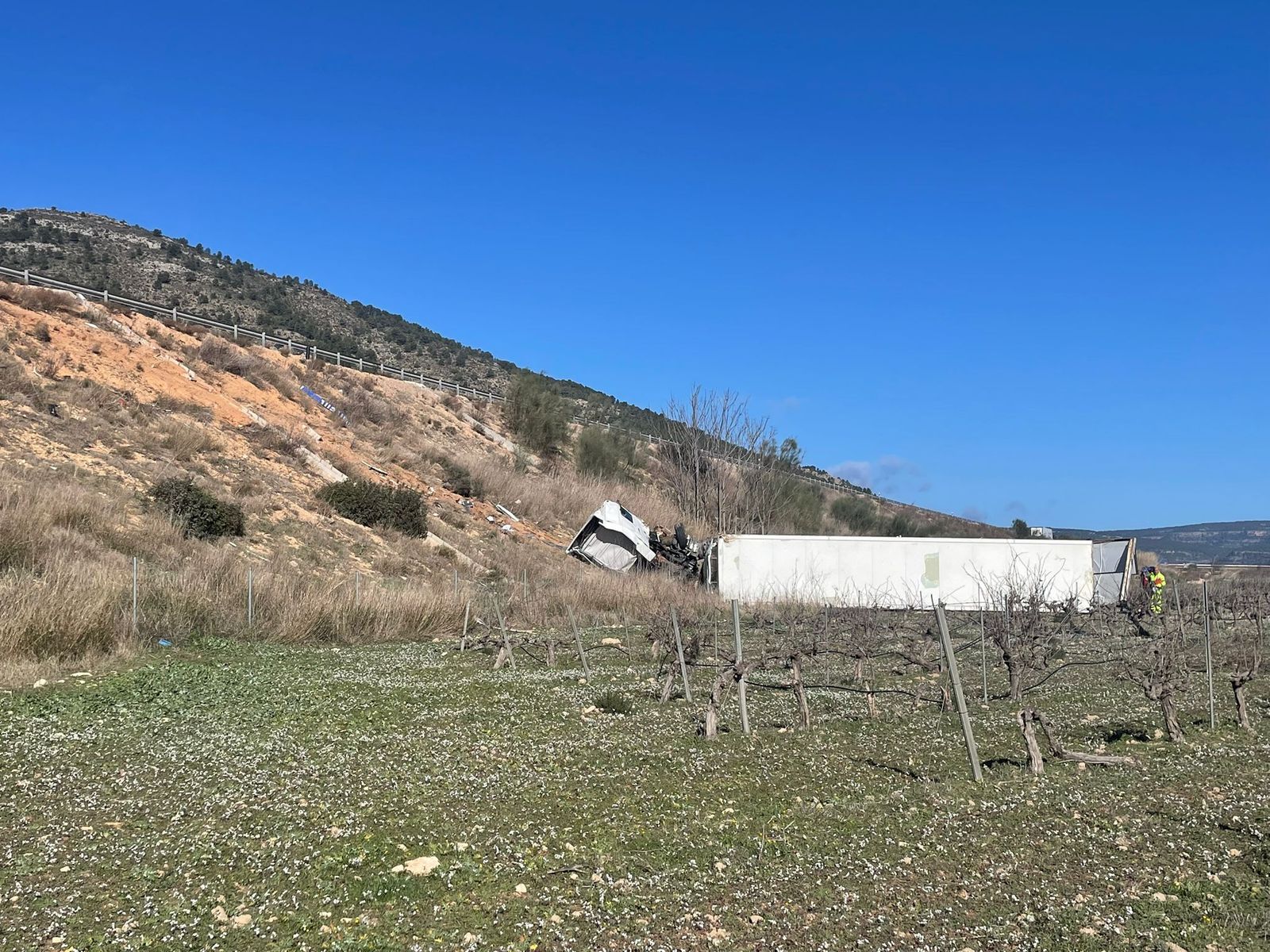 El camió bolcat este matí a l'A-33, a l'altura de la Font de la Figuera (la Costera)
