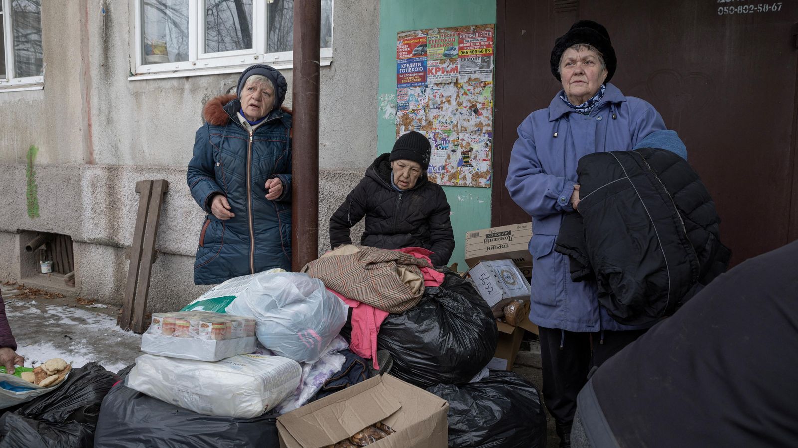 Veïns reben ajuda humanitària, enmig de l'atac de Rússia, als afores de Bakhmut, a la regió de Donetsk Veïns reben ajuda humanitària, enmig de l'atac de Rússia, als afores de Bahmut, a la regió de Donetsk, Ucraïna