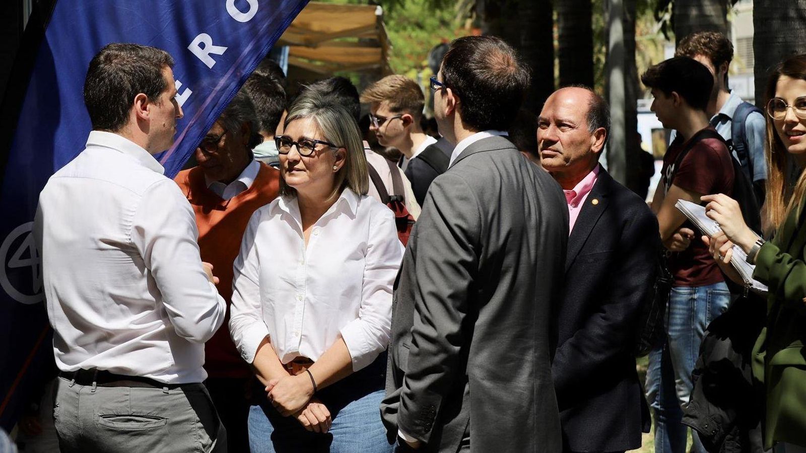 La candidata de Cs Mamem Peris durant la visita a la Fira de l'Ocupació de la UPV