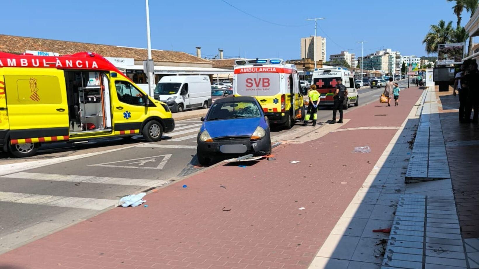 Ambulàncies atenen la família després de l'accident a Xàbia Ambulàncies atenen la família després de l'accident a Xàbia