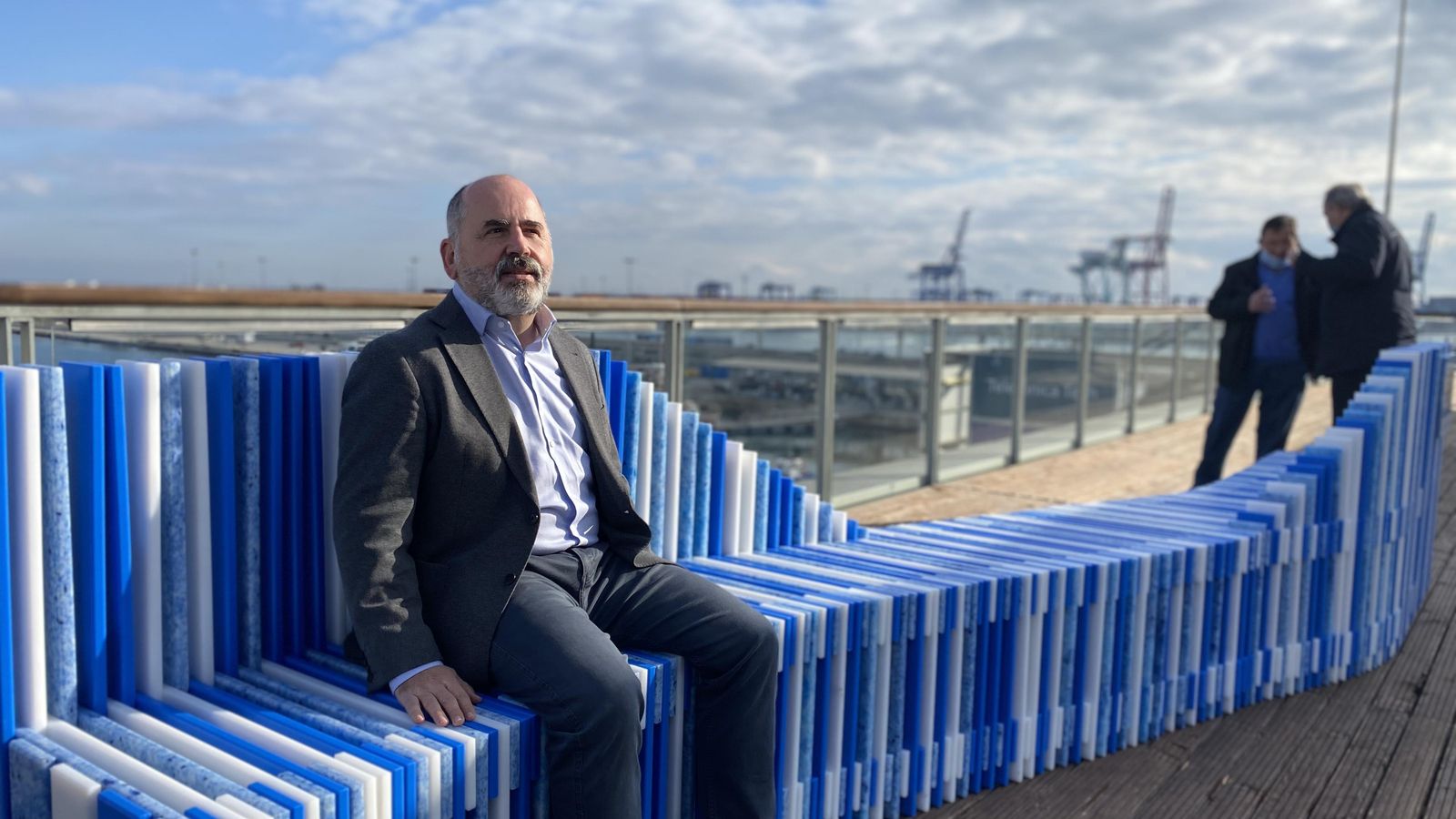 Banc de 840 quilos i sis metres fabricat 100% amb material plàstic reciclat