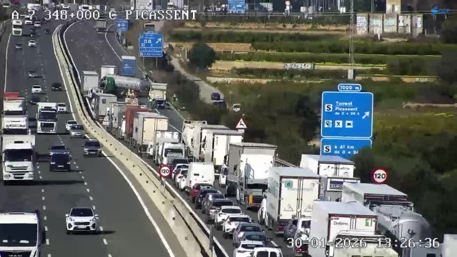 Llargues cues en l'A-7 al terme de Picassent, este divendres