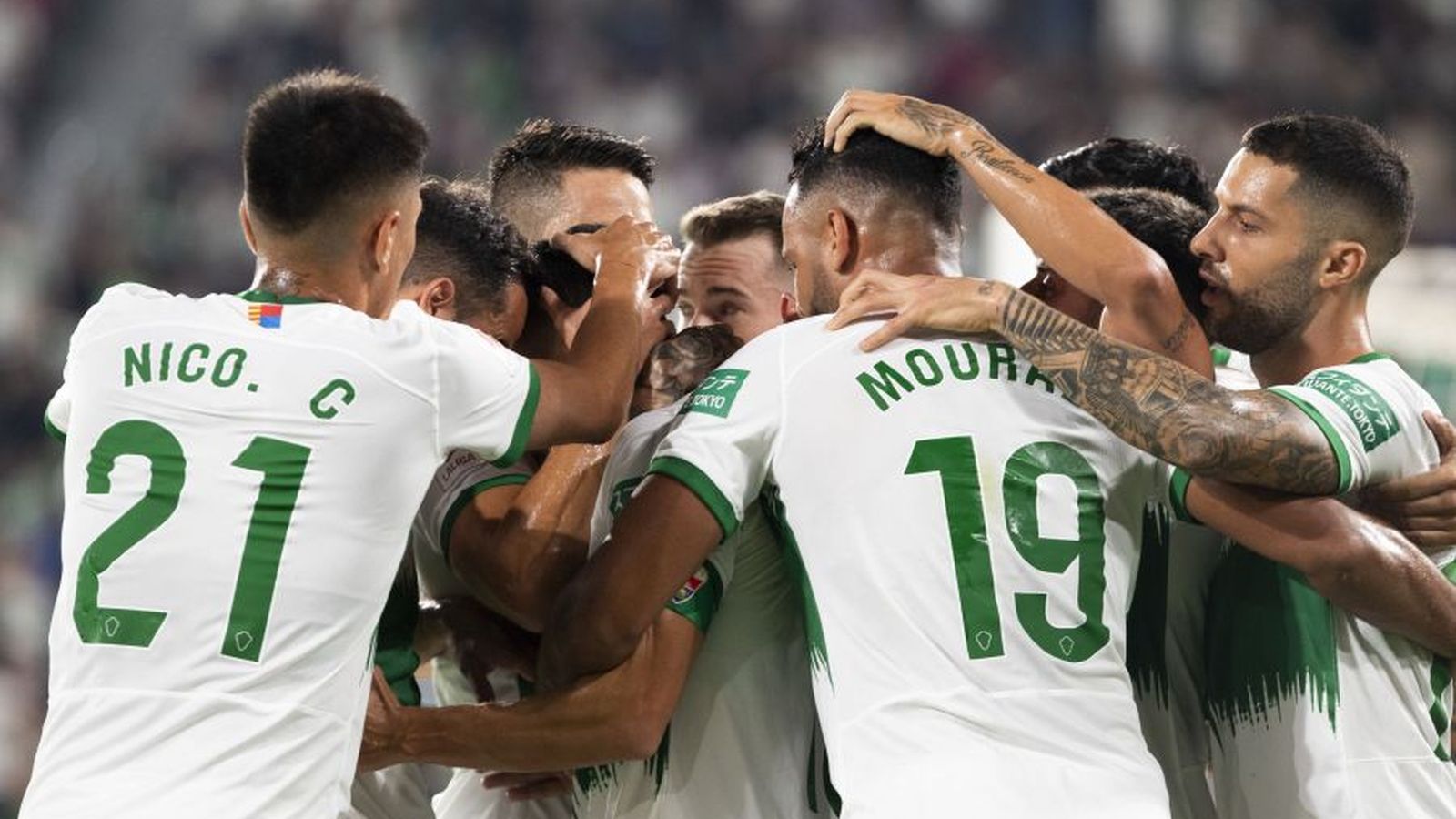 Els jugadors de l'Elx celebren el gol de Fidel