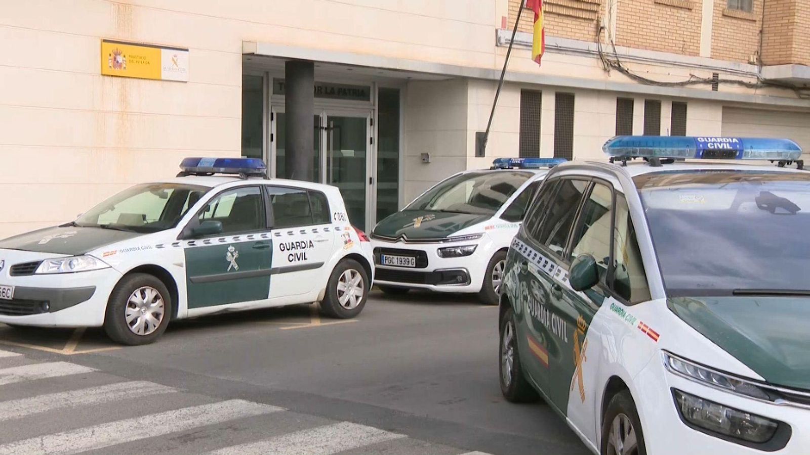 Diversos cotxes de la Guàrdia Civil a les portes de la caserna de la Guàrdia Civil