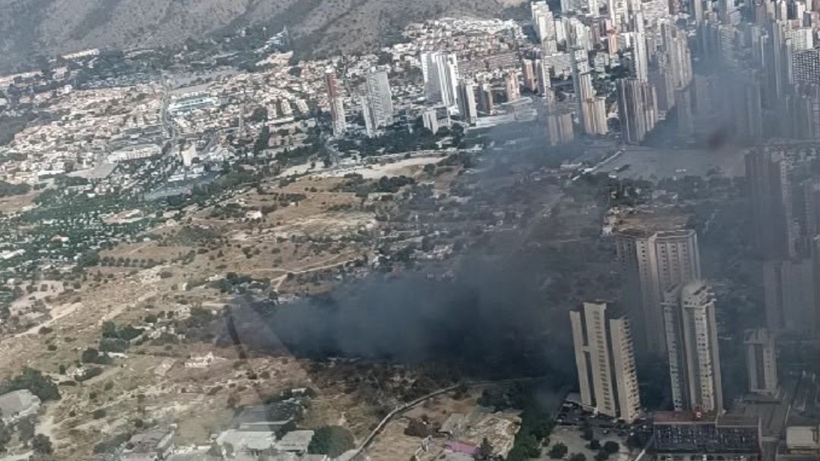 Un incendi de vegetació a Benidorm genera una densa columna de fum