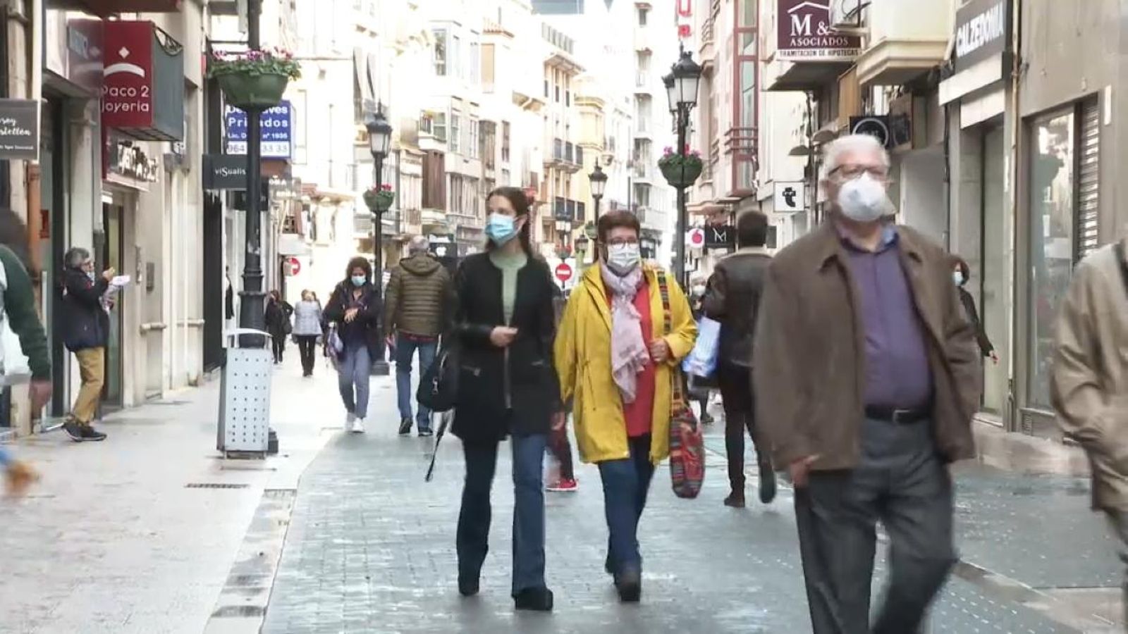 Persones, caminant pels carrers de Castelló de la Plana