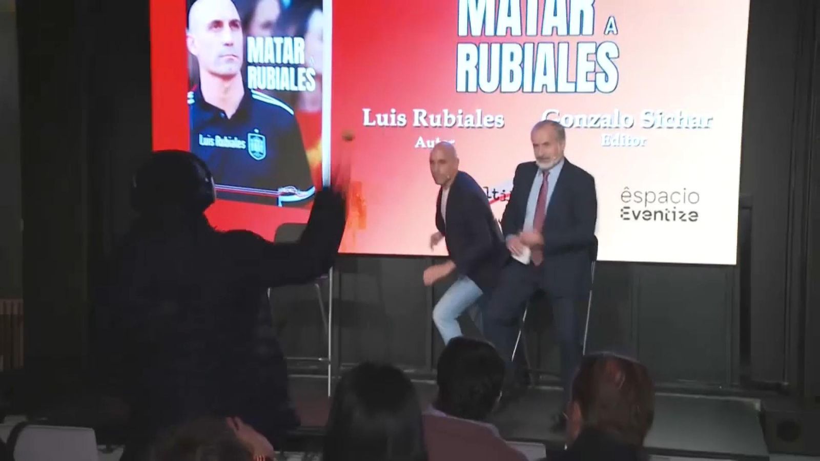 Un espontani li llança un ou a Rubiales