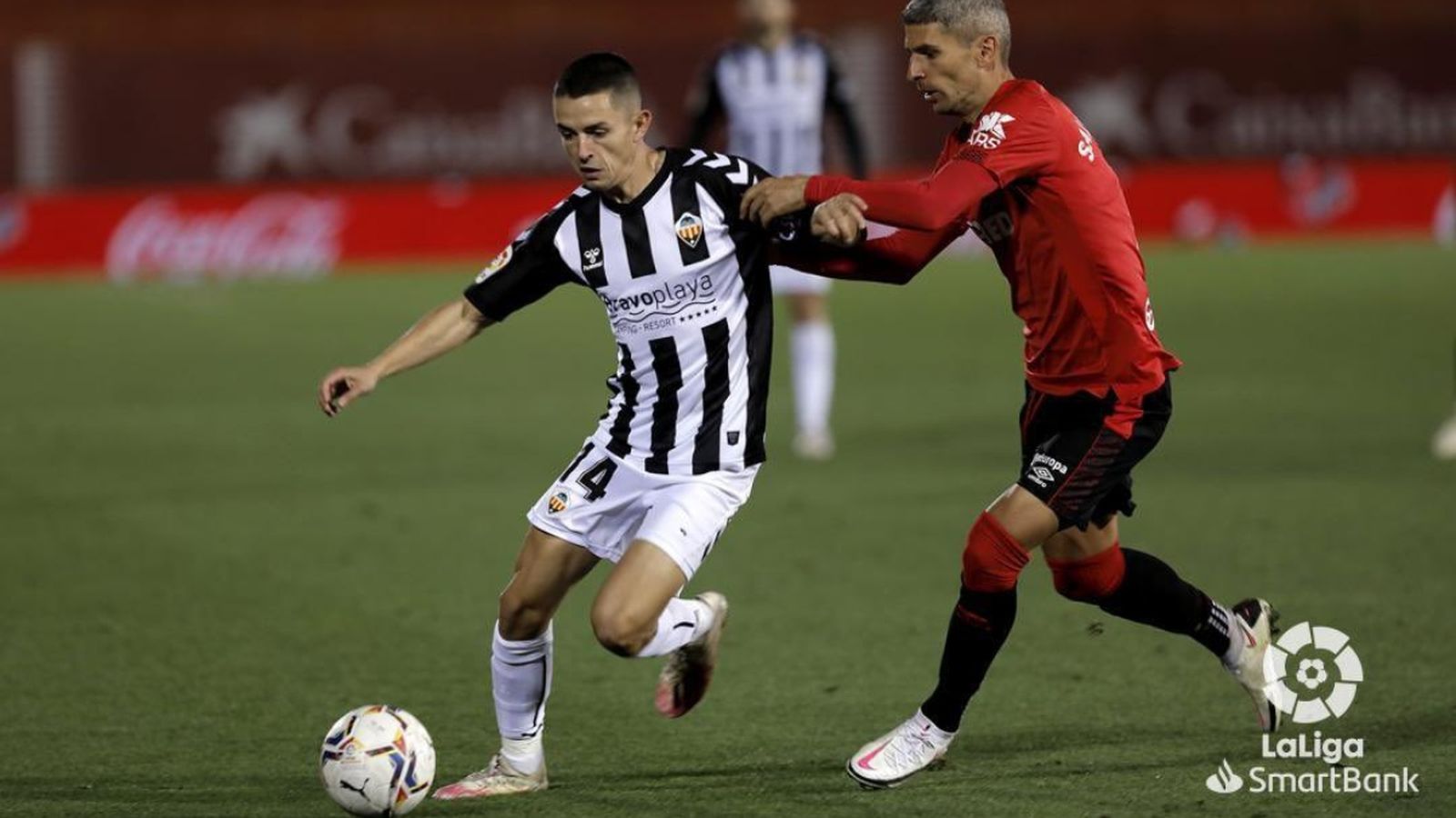 Álvaro Fidalgo controla una pilota davant de la pressió de Salva Sevilla