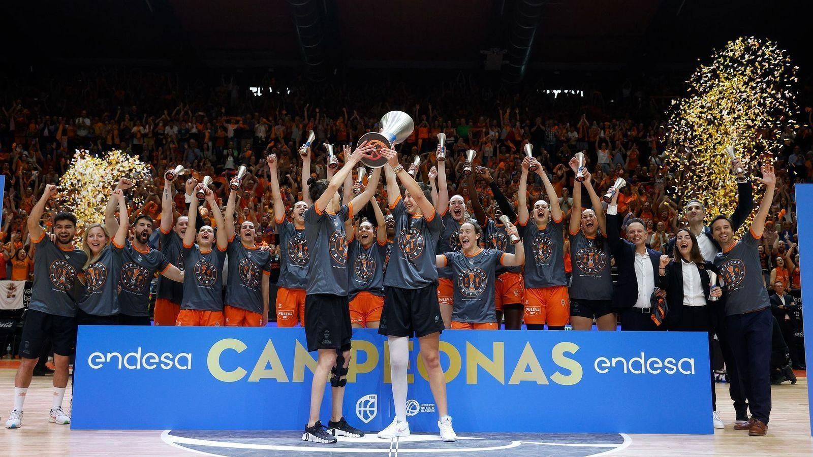 Imatge de la victòria en la final de la Lliga Femenina Endesa 2023-2024