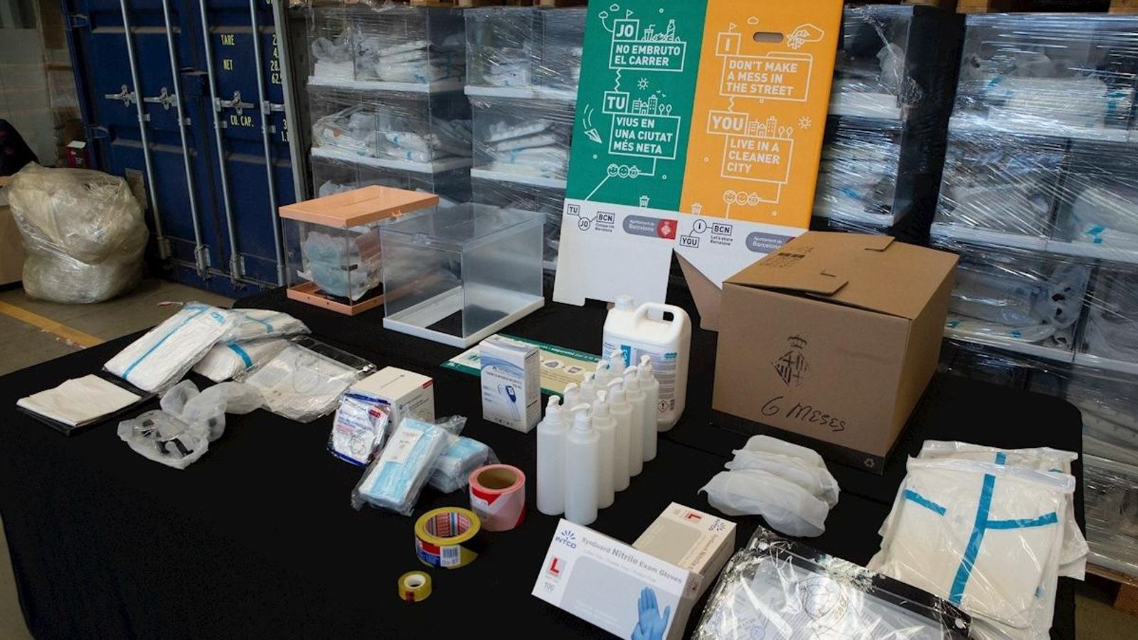 Detall d'un dels kits electorals (amb desinfectant, guants i equips de protecció individual) per a les eleccions catalanes del 14F juntament amb urnes i paperetes