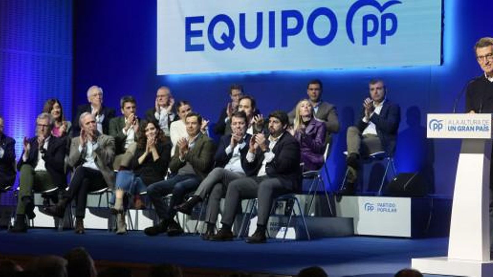 El president del PP, Alberto Núñez Feijóo, en un acte amb els candidats del partit a les eleccions autonòmiques