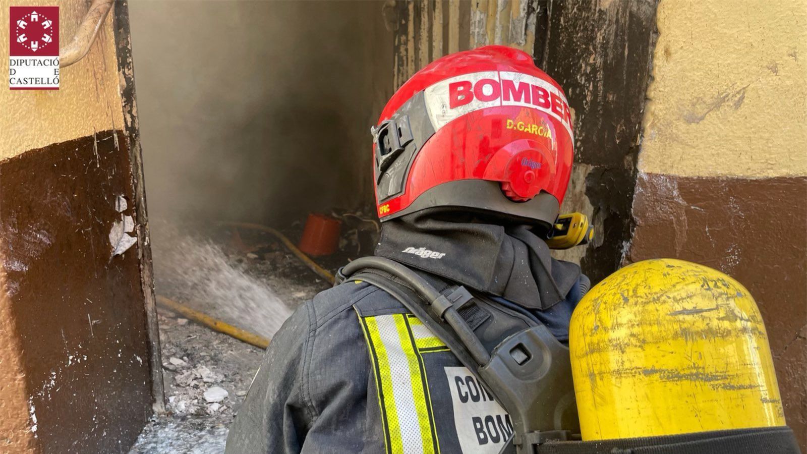 Un bomber treballant en l'extinció de l'incendi