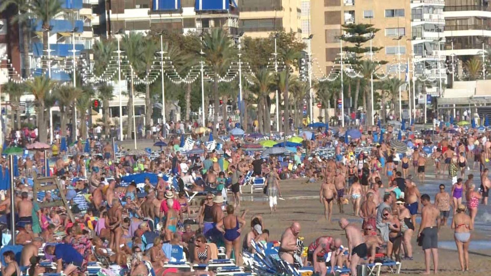 La platja de Llevant de Benidorm, plena de gom a gom